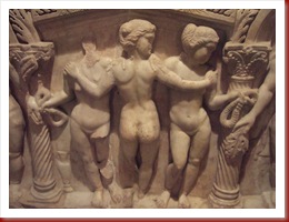 248 - Túnez, Museo Nacional del Bardo. Detalle de las tres Gracias en el anterior frente de sarcófago. 248 - Túnez, Museo Nacional del Bardo. Detalle de las tres Gracias en el anterior frente de sarcófago.